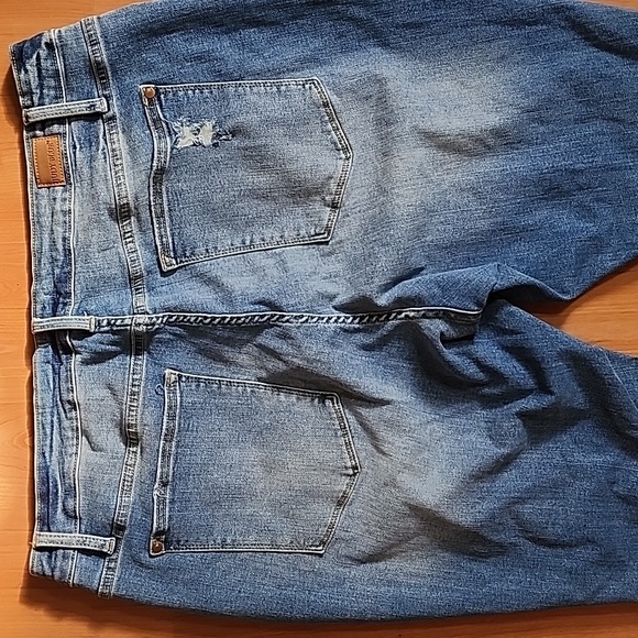 Judy Blue Los Angeles Distressed Boyfriend Fit Jeans - Picture 11 of 16